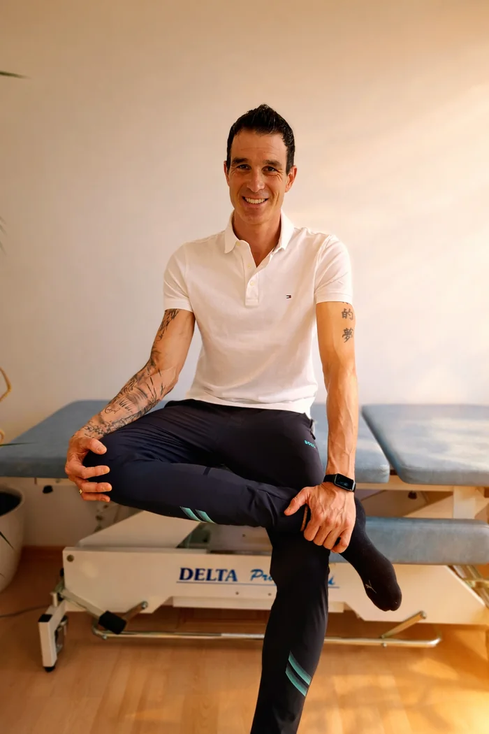Thomas Angerer auf der Therapiebank